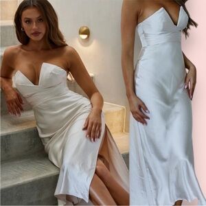 Selfie Leslie Chic Structured STRAPLESS MIDI DRESS